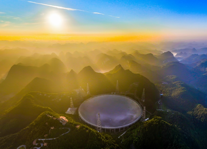 아침 햇살 속의 ‘중국 톈옌’ 전경 [2022년 7월 25일 드론 촬영/사진 출처: 신화사]