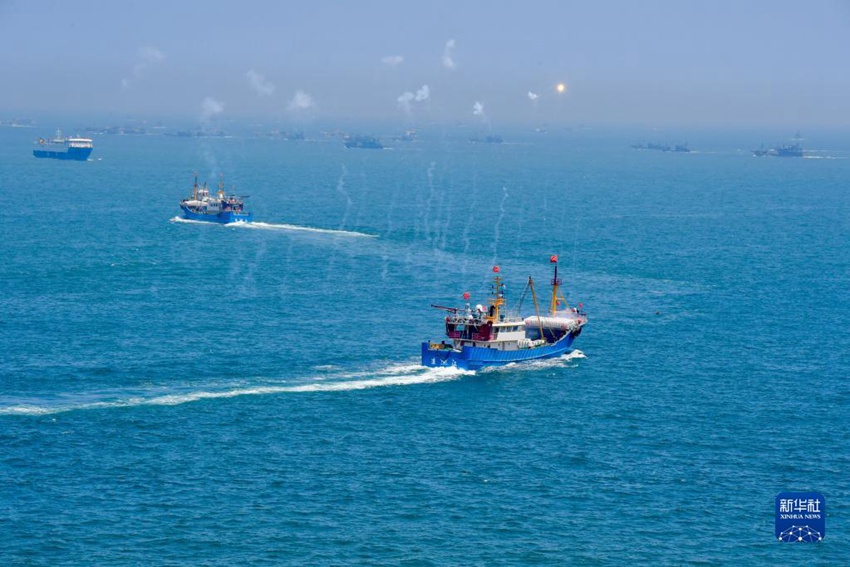 푸젠성 푸저우시 롄장현 타이루 핵심어항에서 출발한 어선이 항해 중이다. [8월 16일 촬영/사진 출처: 신화사]