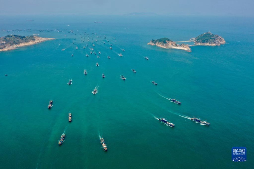 푸젠성 푸저우시 롄장현 타이루 핵심어항에서 출발한 어선이 항해 중이다. [8월 16일 드론 촬영/사진 출처: 신화사]