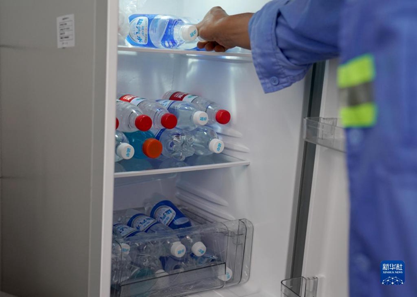 사랑의 휴게실 냉장고에는 무료로 생수와 염분이 포함된 탄산수를 제공하고 있다. [8월 16일 촬영/사진 출처: 신화사]