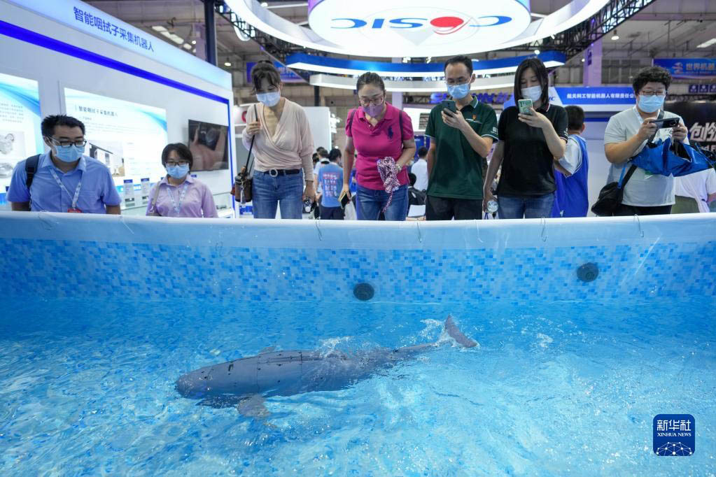 지난 18일 관람객이 2022세계로봇콘퍼런스 박람회에서 수중 생체 로봇을 촬영하고 있다. [사진 출처: 신화사] 