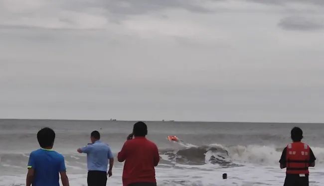 中 산둥 경찰, 무인 로봇으로 바다에 빠진 15세 남아 구조!