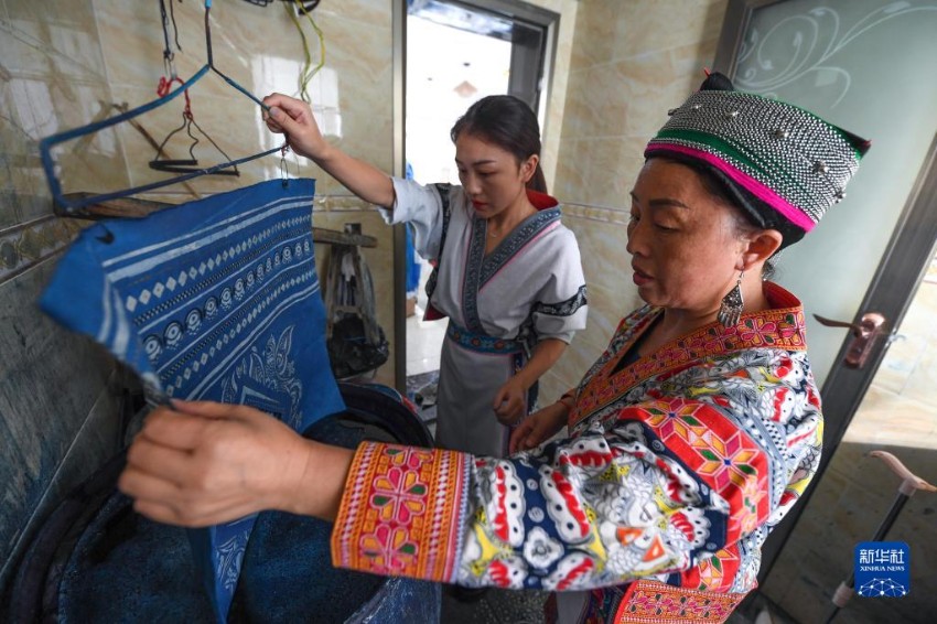 장쥐안쥐안(뒤쪽)과 어머니가 집에서 납염 제품을 염색한다. [8월 18일 촬영/사진 출처: 신화사]