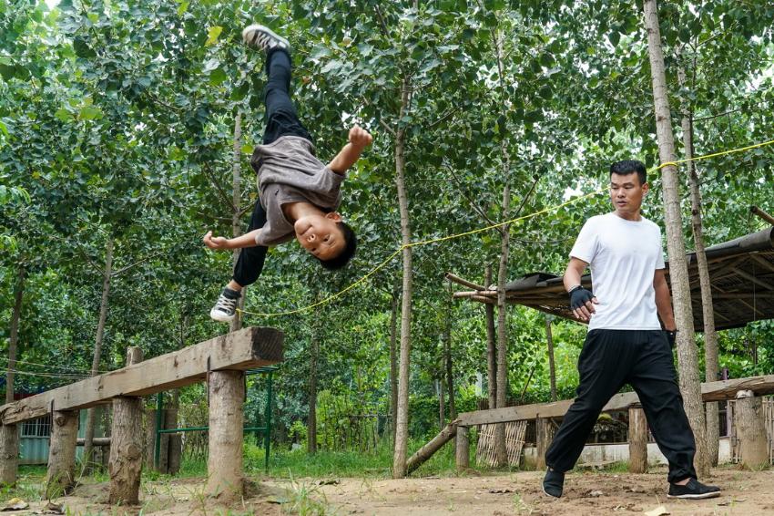 류룽(오른쪽)이 아들 류이싱(劉亦行)에게 장애물 훈련을 가르치고 있다. [8월 16일 촬영/사진 출처: 신화사]