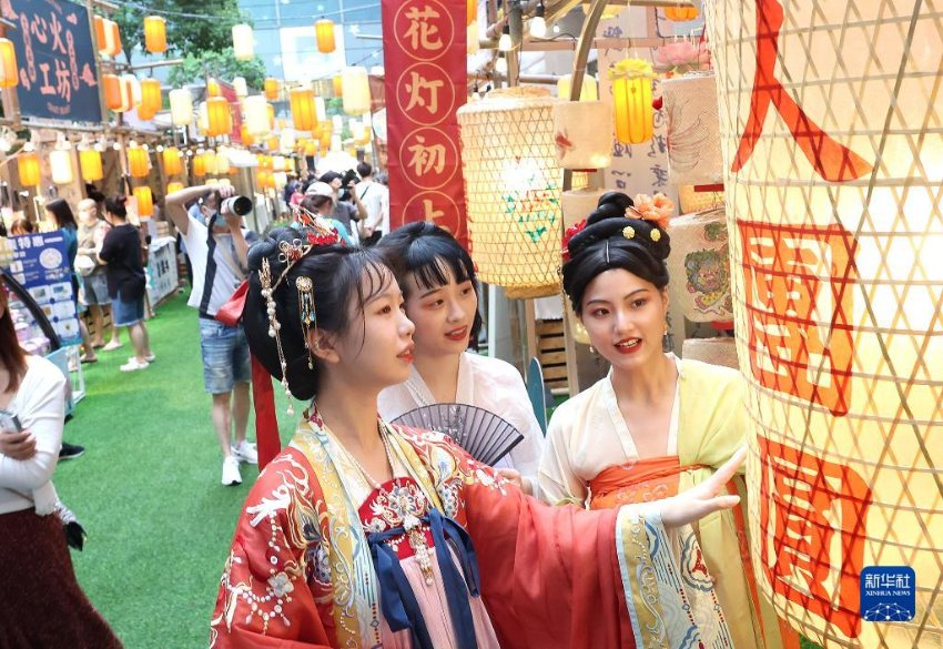 한푸[漢服: 중국 한족(漢族)의 전통복]를 입은 관광객들이 중추절 꽃등을 감상하고 있다. [8월 28일 촬영/사진 출처: 신화사]