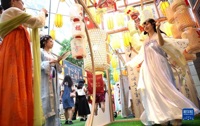 관광객들이 꽃등 앞에서 사진을 찍고 있다. [8월 28일 촬영/사진 출처: 신화사]