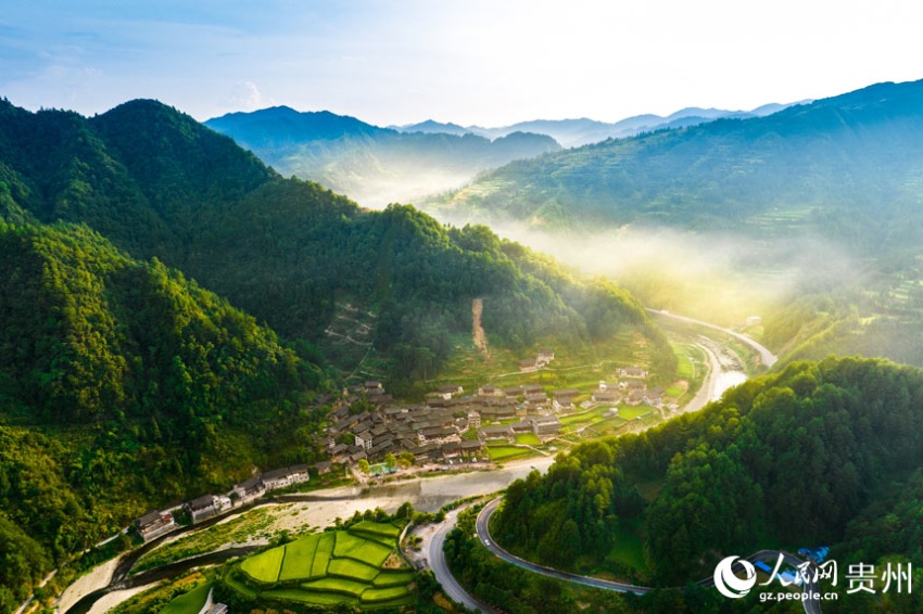 구이저우 카이리, 푸른 산과 물 사이에 자리 잡은 아름다운 먀오자이