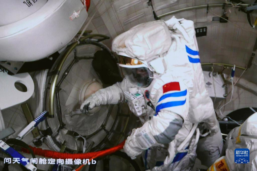 9월 1일 베이징우주비행통제센터에서 우주비행사 천둥이 원톈 실험실 모듈 문을 열고 나가려는 모습을 촬영했다. [사진 출처: 신화사]