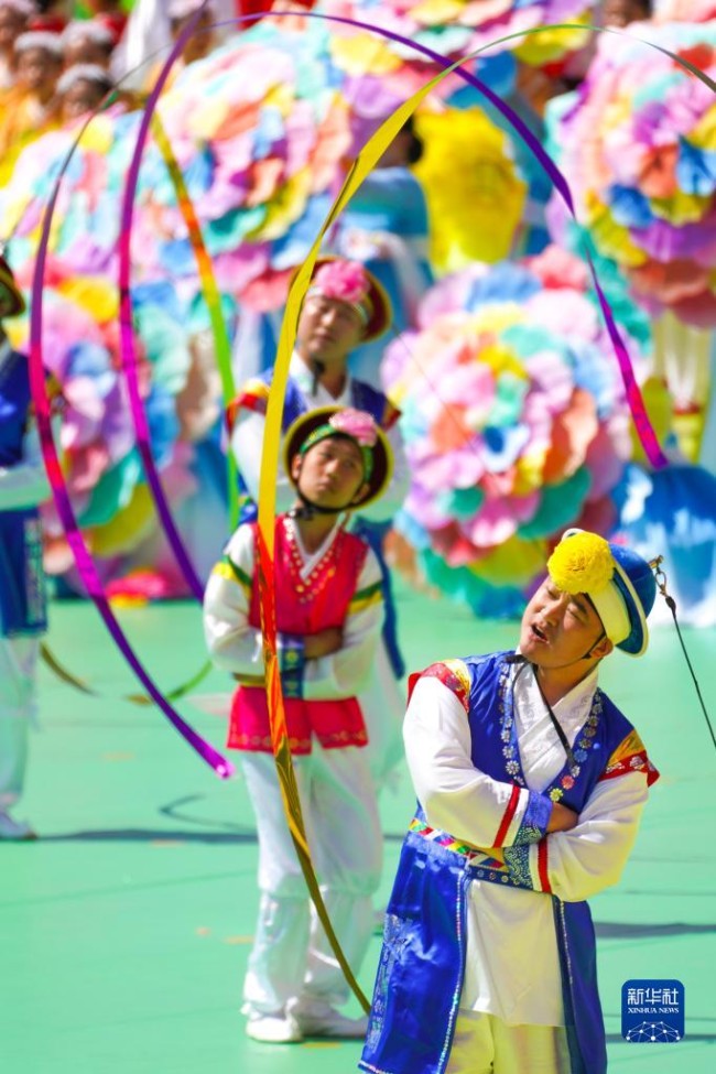 경축대회 현장에서 연기자들이 공연을 하고 있다. [9월 3일 촬영/사진 출처: 신화사]