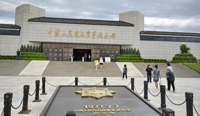 관람객들이 중국인민항일전쟁기념관에 와서 참관한다. [8월 15일 촬영/사진 출처: 신화사]