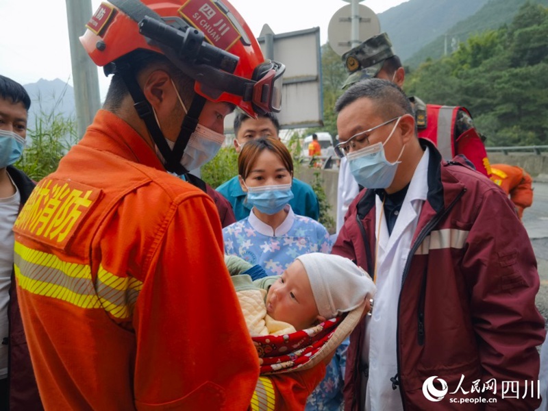 지진 덮친 루딩을 지키는 20대 소방대원, 알고 보니 14년 전 원촨 지진 생존자