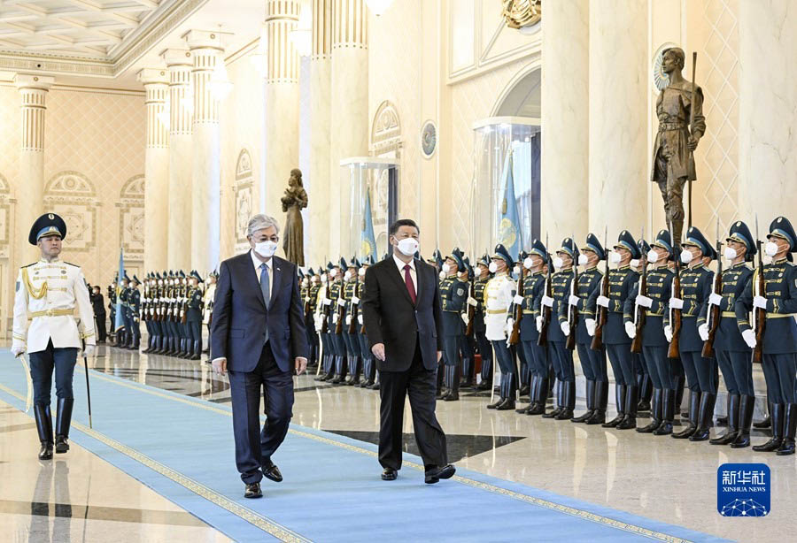 토카예프 대통령이 시 주석을 위해 성대한 환영식을 열었다. 시 주석이 토카예프 대통령과 함께 의장대를 사열하고 있다. [사진 출처: 신화사]