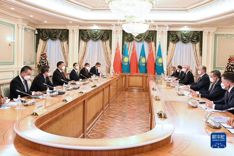 시 주석이 토카예프 대통령과 회담을 하고 있다. [사진 출처: 신화사]