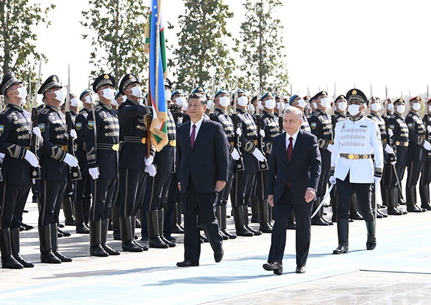 회담에 앞서 미르지요예프 대통령은 시 주석을 위해 성대한 환영식을 열었다. [사진 출처: 신화사]