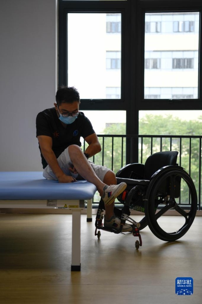 청두시 원장구의 한 재활 병원에서 허펑이 환우에게 휠체어에서 침대로 이동하는 방법을 보여주고 있다. [7월 14일 촬영/사진 출처: 신화사]