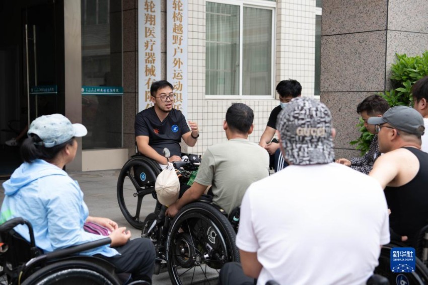 촨짱셴으로 출발하기 전 허펑(왼쪽 두 번째)이 환우들에게 여행 시 주의사항을 설명하고 있다. [7월 16일 촬영/사진 출처: 신화사]