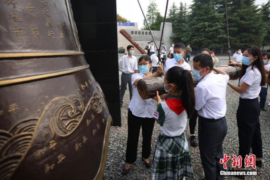 9월 18일은 9•18 사변 발발 91주년의 날이다. 당일 중국 침략 일본군 난징(南京)대학살 희생자 기념관에서 ‘역사 되새기기, 9•18 잊지 말자’ 주제 교육 행사를 열어, 난징대학살 생존자 후손, 항전 노전사 후손, 난징시 청소년 대표들이 평화대종을 타종하며, 역사를 되새기고, 과거를 잊지 않으며, 평화를 소중히 하자고 다짐했다. [사진 출처: 중국신문사]