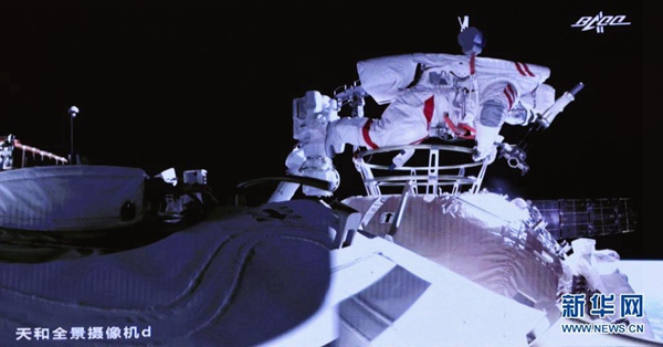 우주인 류보밍(劉伯明)이 모듈 밖으로 나오는 장면 [2021년 7월 4일 촬영/사진 출처: 신화망]