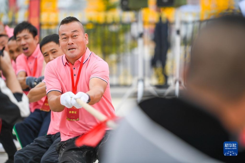 사람들이 풍수 경축 운동회에서 줄다리기 하고 있다. [9월 19일 촬영/사진 출처: 신화사]