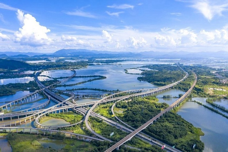2022년 7월 1일, 안후이(安徽)성 퉁링(銅陵)시의 상수이(上水)교 교통 허브 [사진 출처: 인민포토]