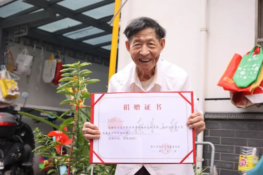 왕쿤썬 노인이 자싱의 한 어려운 학생에게 장학금을 기부했다. [2022년 9월 8일 촬영]
