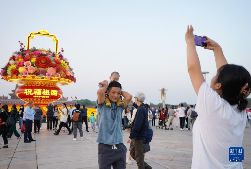 관광객들이 ‘축복조국’ 대형 화단 앞에서 기념 사진을 찍고 있다. [9월 25일 촬영/사진 출처: 신화사]