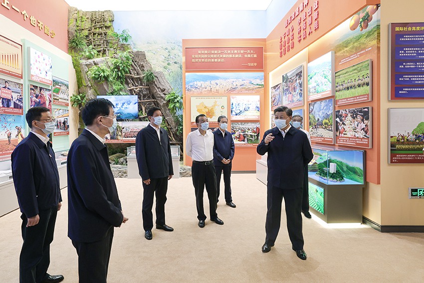 시진핑 등 당과 국가 지도자, ‘힘차게 신시대로 돌진하다’ 전시회 참관