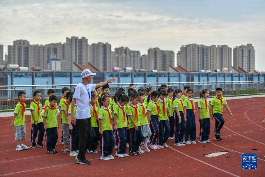 치허현 제6초등학교 학생들이 공중 운동장에서 체육수업을 하고 있다. [9월 20일 촬영/사진 출처: 신화사]