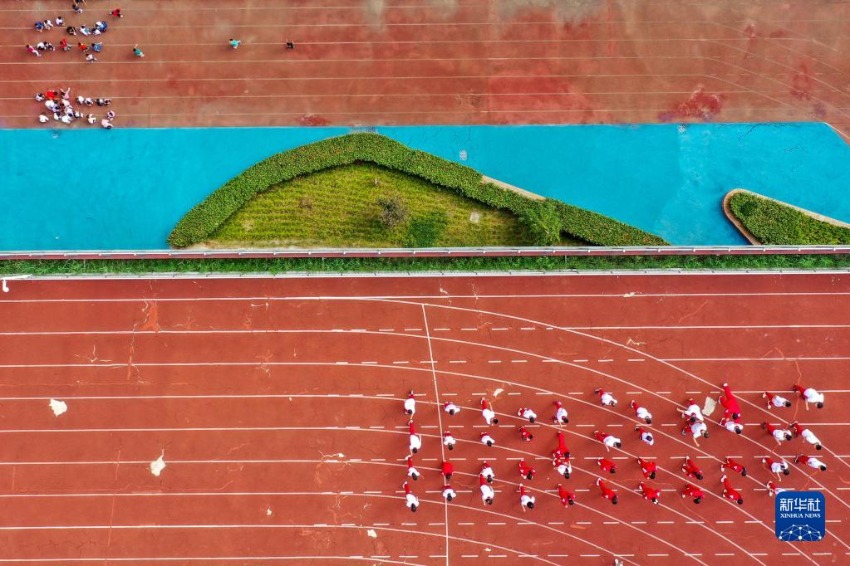 치허현 제6초등학교 학생들이 공중 운동장에서 체육수업을 하고 있다. [9월 20일 드론 촬영/사진 출처: 신화사]