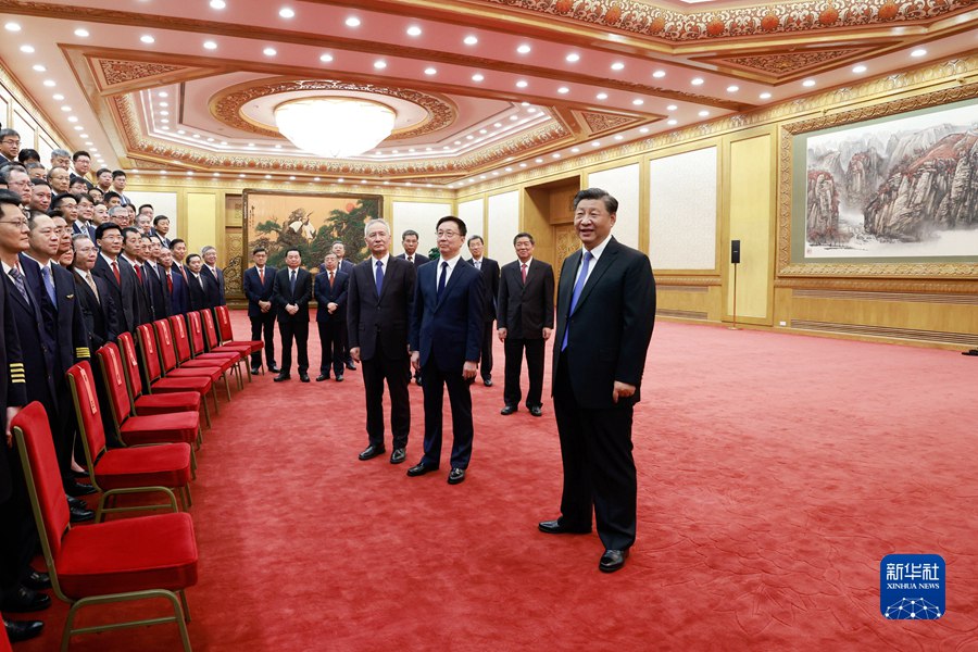 시진핑 주석 등은 C919 대형 여객기 프로젝트 팀 대표들을 접견했다. [사진 출처: 신화사]