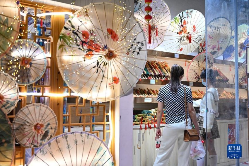 관광객들이 푸저우(福州) 싼팡치샹(三坊七巷) 역사문화거리에서 중국 전통 공예품인 유지우산(油紙傘)을 고르고 있다. [10월 6일 촬영/사진 출처: 신화사]
