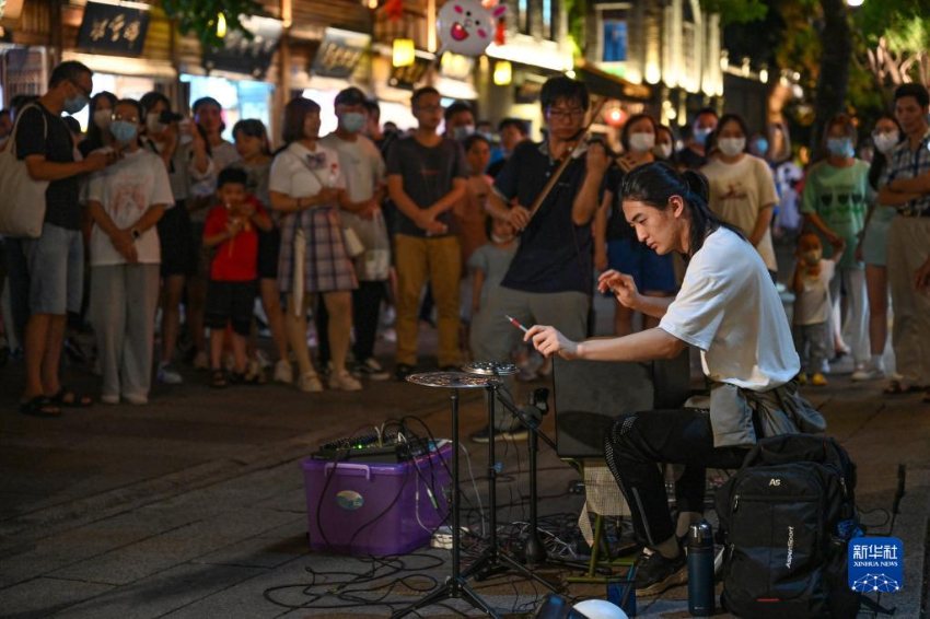 젊은이가 푸저우 싼팡치향 역사문화거리에서 음악 공연을 하고 있다. [10월 6일 촬영/사진 출처: 신화사]