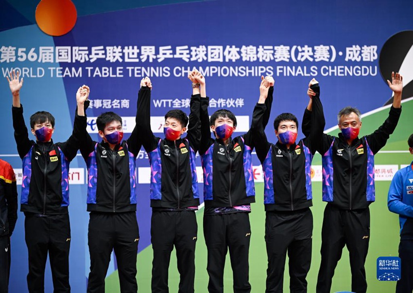 10월 8일, 중국 남자단체팀이 시상식에서 기념사진을 촬영하고 있다. [사진 출처: 신화사]