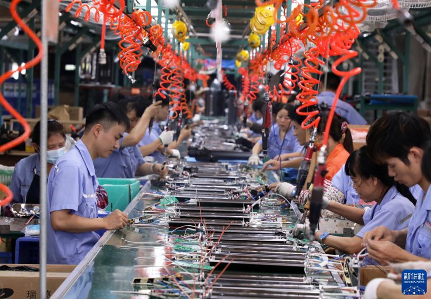 광둥 스롄전자기기 근로자들이 전기난방기구 생산라인에서 작업 중이다. [9월 29일 촬영/사진 출처: 신화사]