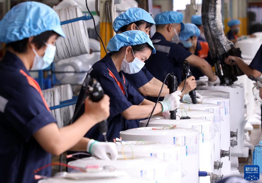 광둥 완허전기 근로자들이 전기온수기 생산라인에서 작업 중이다. [9월 30일 촬영/사진 출처: 신화사]