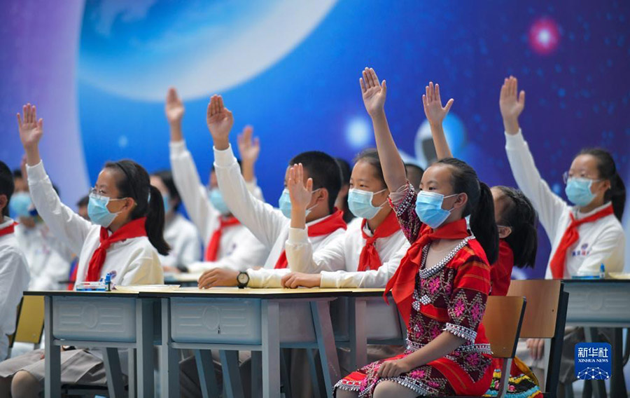 12일 윈난 다리 신스지(新世纪)중학교에서 ‘톈궁 교실’ 세 번째 수업에 참여한 학생들이 질문을 하기 위해 손을 들고 있다. [사진 출처: 신화사]
