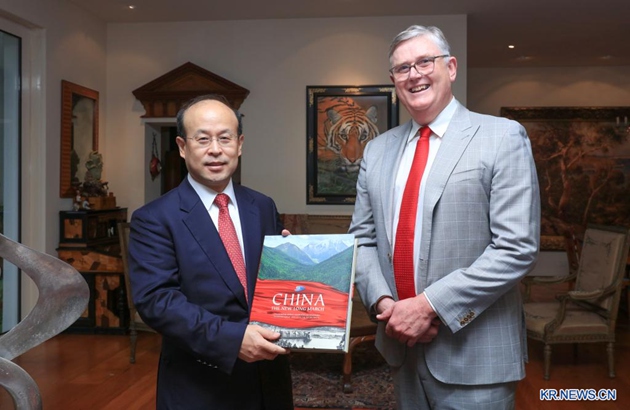 해럴드 웰던(오른쪽)이 지난 5월 14일 호주 멜버른에서 샤오첸(肖千) 호주 주재 중국 대사와 기념사진을 찍고 있다. [사진 제공: 주호주 중국 대사관]