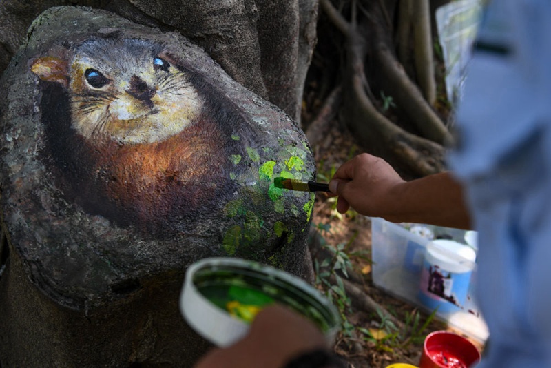 선전중신공원에서 리핑이 나무 그루터기에 그림을 그린다. [10월 9일 촬영/사진 촬영: 마오쓰첸]