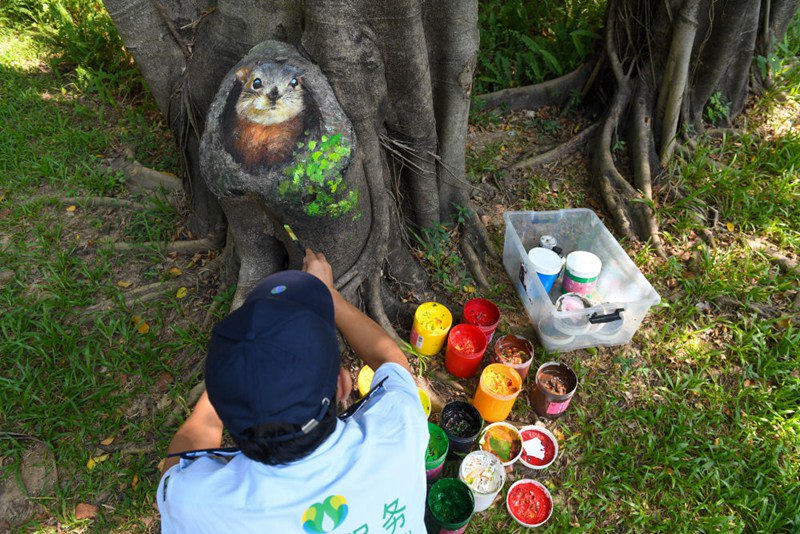 선전중신공원에서 리핑이 나무 그루터기에 그림을 그린다. [10월 9일 촬영/사진 촬영: 마오쓰첸]