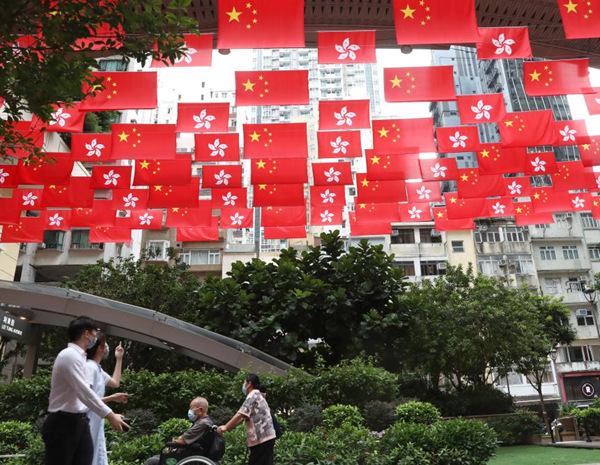 9월 29일 홍콩의 한 거리에 걸려 있는 중화인민공화국 국기와 홍콩 특별행정구 구기. (사진/신화사)