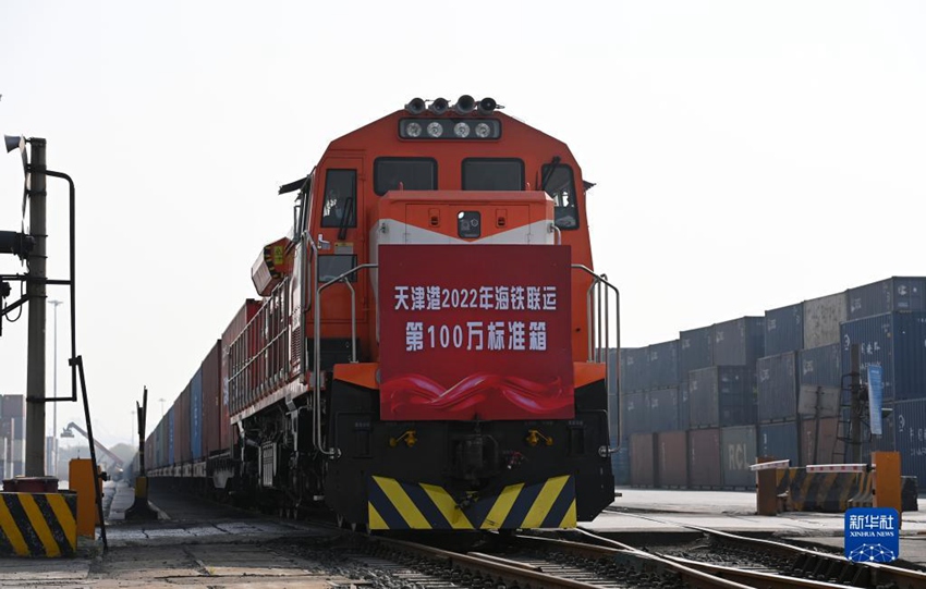 10월 25일,  화물열차의 톈진항의 한 컨테이너 야적장에서 출발하고 있다. [사진 출처: 신화사]