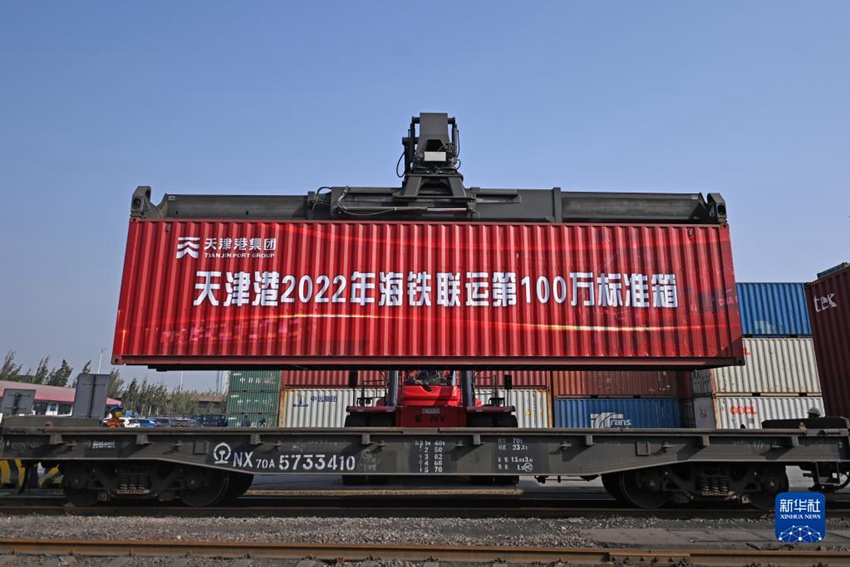 10월 25일, 올해 톈진항의 100만번째 컨테이너가 화물열차에 선적되고 있다. [사진 출처: 신화사]