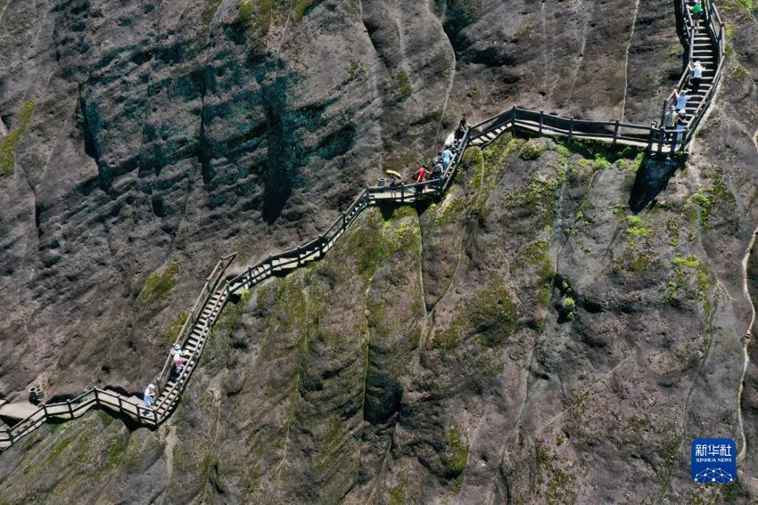 우이산의 톈유봉을 등반하는 관광객들 [6월 6일 드론으로 촬영/사진 출처: 신화사]