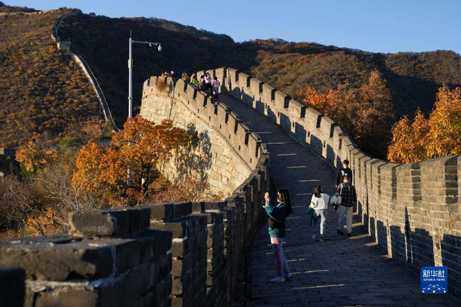 관광객들이 베이징 무톈위창청 관광지를 구경하고 있다. [10월 22일 촬영/사진 출처: 신화사]