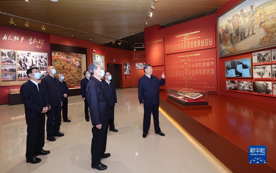 시진핑 등 지도부는 옌안혁명기념관에서 ‘위대한 노정-중공중앙의 옌안 13년 역사 전시’를 참관했다. [사진 출처: 신화사]