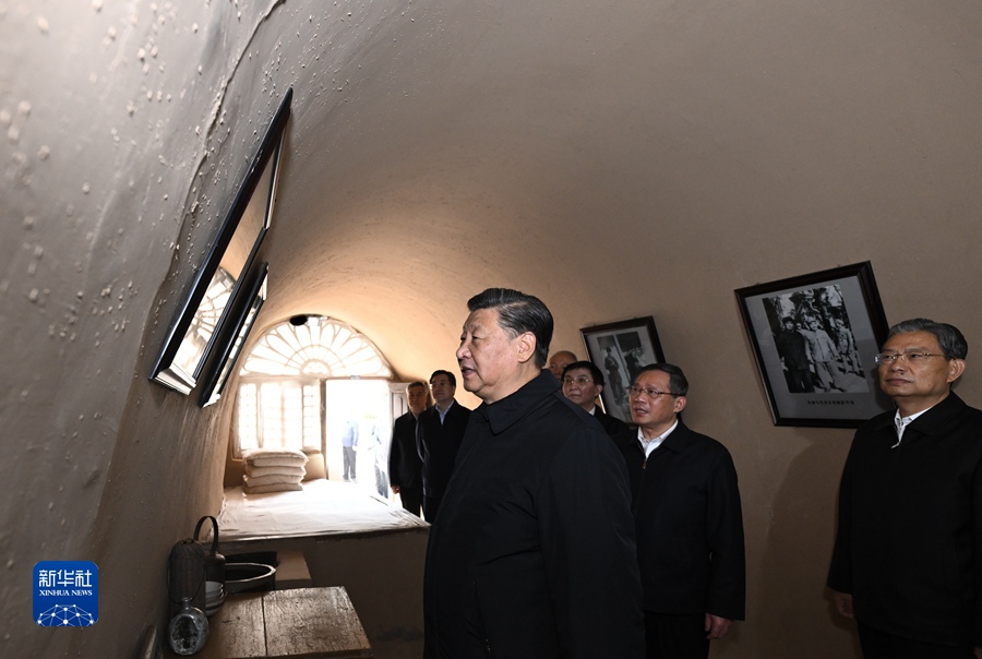 시진핑 등 지도부는 양자링에 위치한 주더(朱德) 생가를 참관했다. [사진 출처: 신화사]