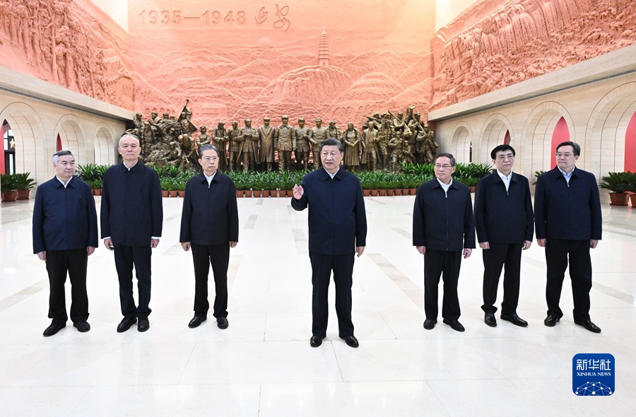 시진핑 총서기는 옌안혁명기념관에서 ‘위대한 노정-중공중앙의 옌안 13년 역사 전시’ 참관 후에 중요한 발언을 했다. [사진 출처: 신화사]