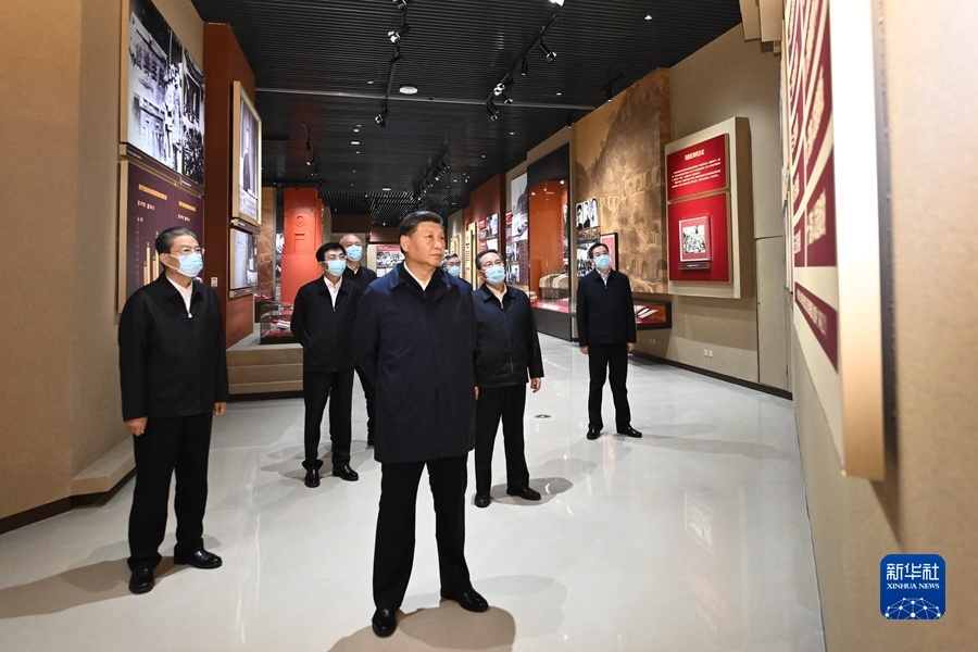 시진핑 등 지도부는 옌안혁명기념관에서 ‘위대한 노정-중공중앙의 옌안 13년 역사 전시’를 참관했다. [사진 출처: 신화사]