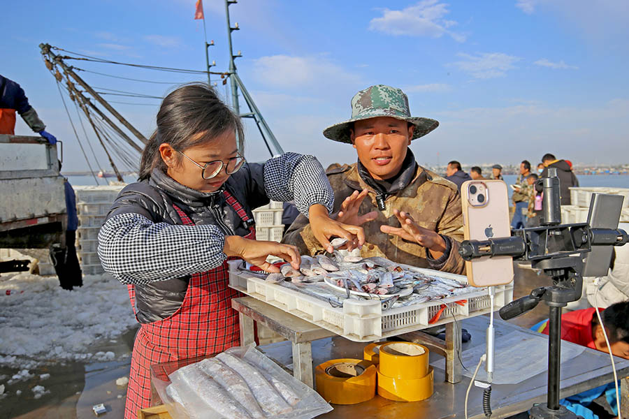 어민들이 생방송으로 각종 해산물의 먹는 법과 요리법을 소개하고 있다. [10월 20일 촬영/사진 촬영: 보린]