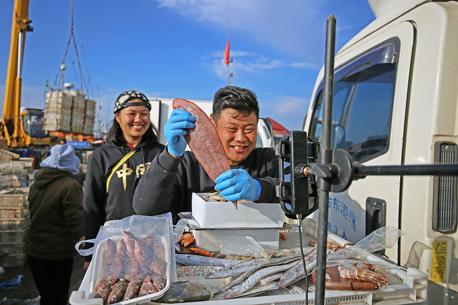 어민들이 생방송으로 각종 해산물의 먹는 법과 요리법을 소개하고 있다. [10월 20일 촬영/사진 촬영: 보린(薄林)]